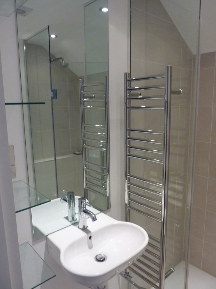 Exempel på ett modernt badrum, med ett väggmonterat handfat