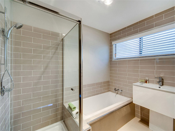 Foto de cuarto de baño actual con puertas de armario blancas, bañera encastrada, ducha esquinera, baldosas y/o azulejos beige y paredes beige