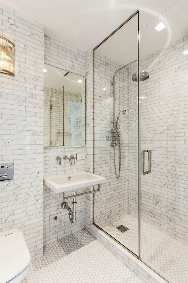 Пример оригинального дизайна: ванная комната в стиле неоклассика (современная классика) с подвесной раковиной, душем в нише, инсталляцией, белой плиткой и полом из мозаичной плитки