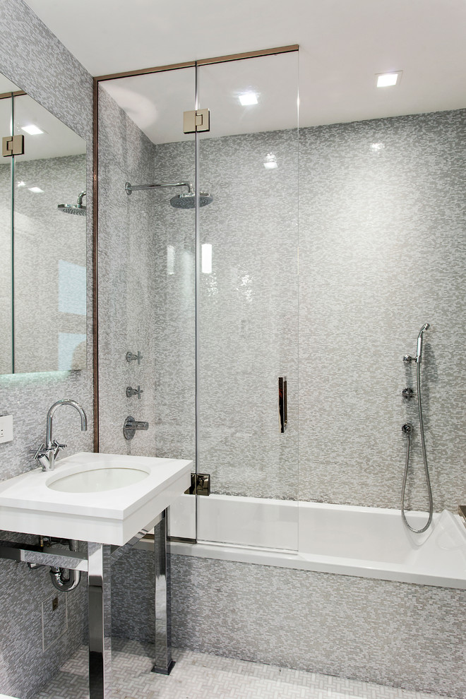 Ispirazione per una stanza da bagno tradizionale con lavabo sottopiano, vasca ad alcova, vasca/doccia, piastrelle grigie, piastrelle a mosaico e pavimento con piastrelle a mosaico