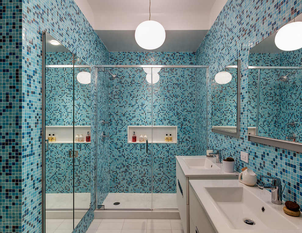 Inspiration för ett funkis badrum, med blå kakel, blå väggar, en dusch i en alkov, mosaik och ett integrerad handfat