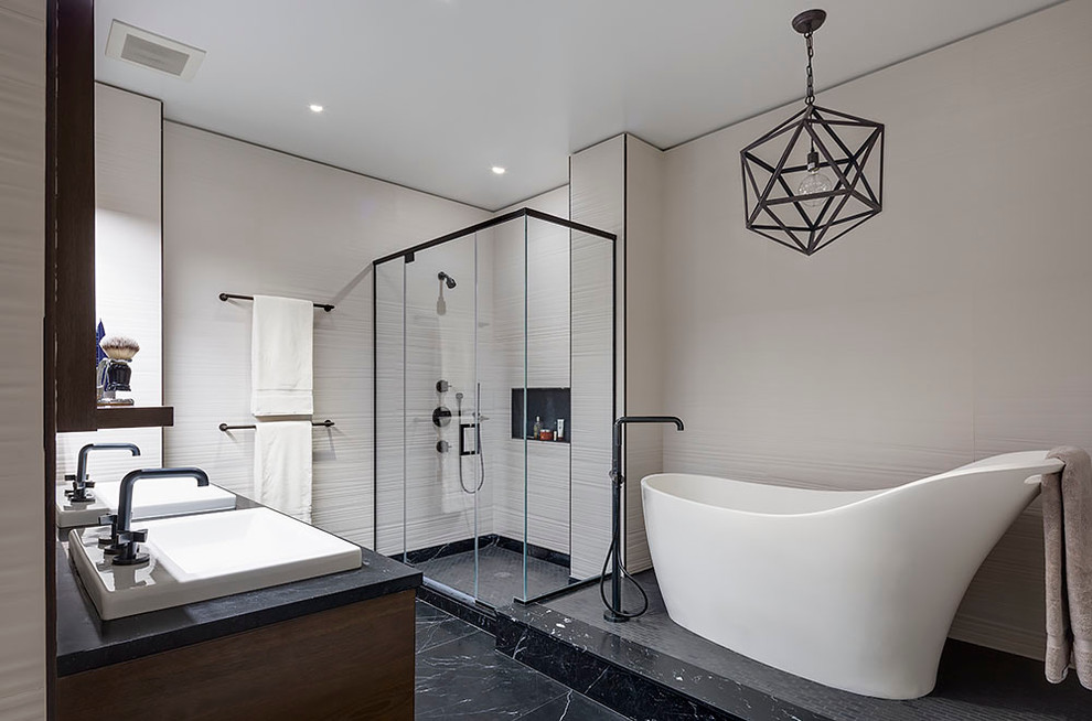 Idee per una stanza da bagno padronale design con piastrelle blu e pareti bianche