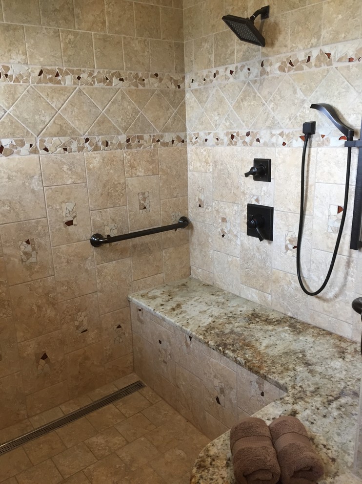 Foto på ett stort rustikt en-suite badrum, med ett undermonterad handfat, luckor med upphöjd panel, skåp i mörkt trä, granitbänkskiva, en öppen dusch, en toalettstol med separat cisternkåpa, beige väggar och klinkergolv i keramik