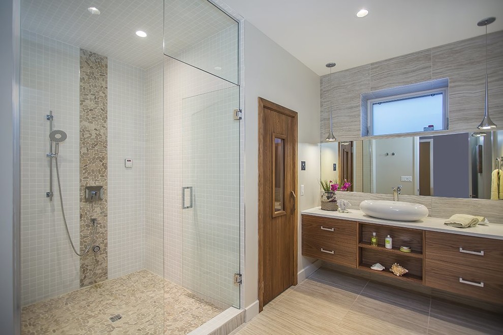 Ispirazione per una stanza da bagno minimal con porta doccia a battente