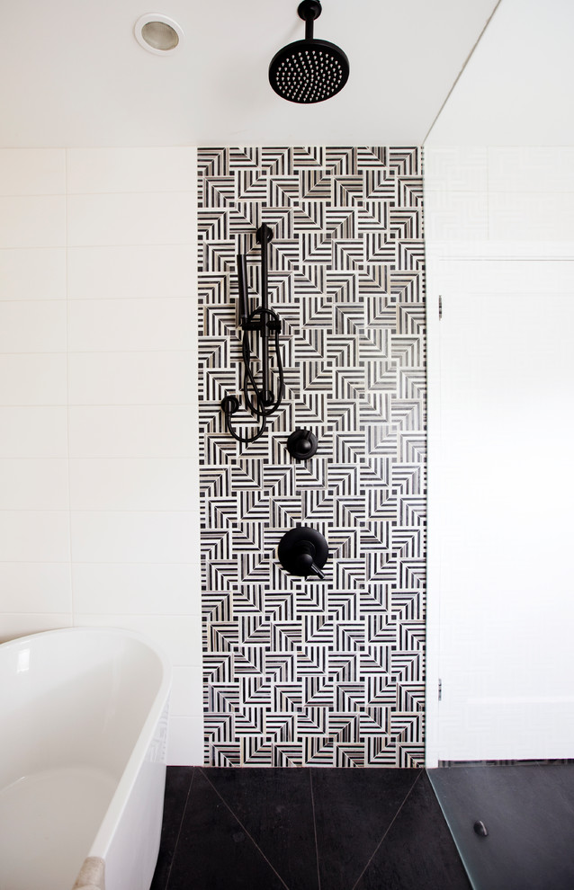 Ispirazione per una stanza da bagno padronale scandinava di medie dimensioni con vasca freestanding, doccia aperta, pistrelle in bianco e nero, piastrelle di marmo, pareti bianche, pavimento in gres porcellanato, pavimento nero e doccia aperta