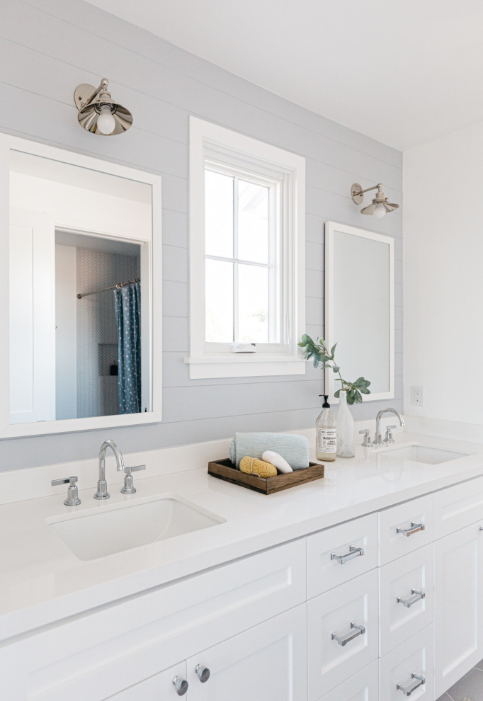 Inspiration for a coastal kids' bathroom remodel in Los Angeles