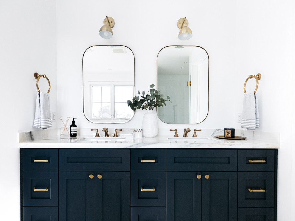 Country Badezimmer mit Schrankfronten im Shaker-Stil, weißer Wandfarbe, Unterbauwaschbecken, weißer Waschtischplatte, schwarzen Schränken und Doppelwaschbecken in Los Angeles