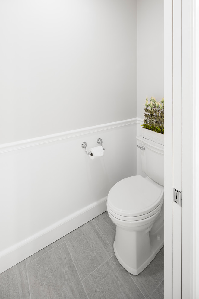 ボストンにある高級な中くらいなトランジショナルスタイルのおしゃれなバスルーム (浴槽なし) (シェーカースタイル扉のキャビネット、白いキャビネット、コーナー設置型シャワー、分離型トイレ、グレーのタイル、白いタイル、大理石タイル、グレーの壁、クッションフロア、アンダーカウンター洗面器、珪岩の洗面台、グレーの床、開き戸のシャワー) の写真