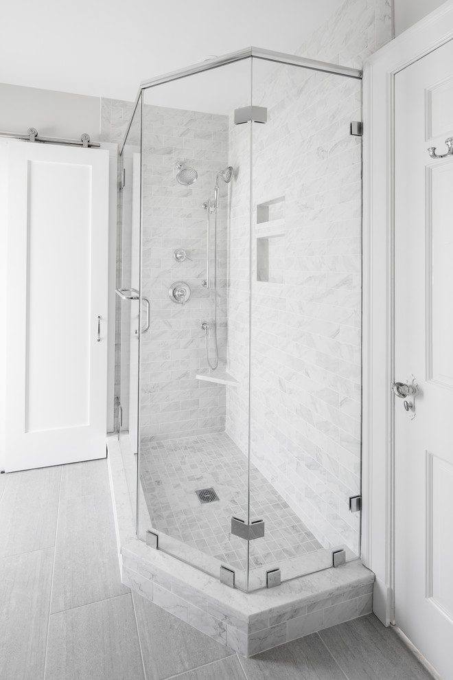 Réalisation d'une salle d'eau tradition de taille moyenne avec un placard à porte shaker, des portes de placard blanches, une douche d'angle, WC séparés, un carrelage gris, un carrelage blanc, du carrelage en marbre, un mur gris, un sol en vinyl, un lavabo encastré, un plan de toilette en quartz, un sol gris et une cabine de douche à porte battante.