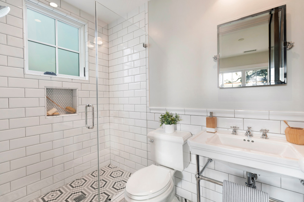 Cette photo montre une douche en alcôve chic avec un carrelage blanc, un mur gris, un sol en carrelage de terre cuite, un plan vasque, un sol multicolore, une cabine de douche à porte battante, une niche et meuble simple vasque.