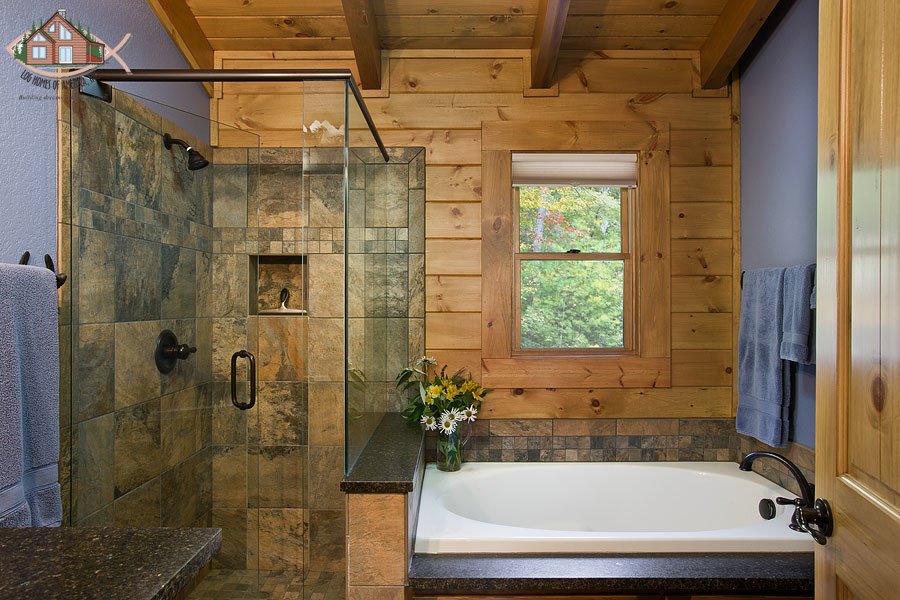 Idéer för ett mellanstort rustikt en-suite badrum, med ett undermonterad handfat, luckor med upphöjd panel, skåp i mörkt trä, granitbänkskiva, ett hörnbadkar, en hörndusch, en toalettstol med hel cisternkåpa, blå väggar, klinkergolv i keramik och brun kakel