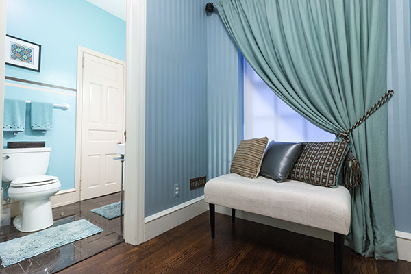 Foto di una stanza da bagno chic con pareti blu, parquet scuro e pavimento marrone