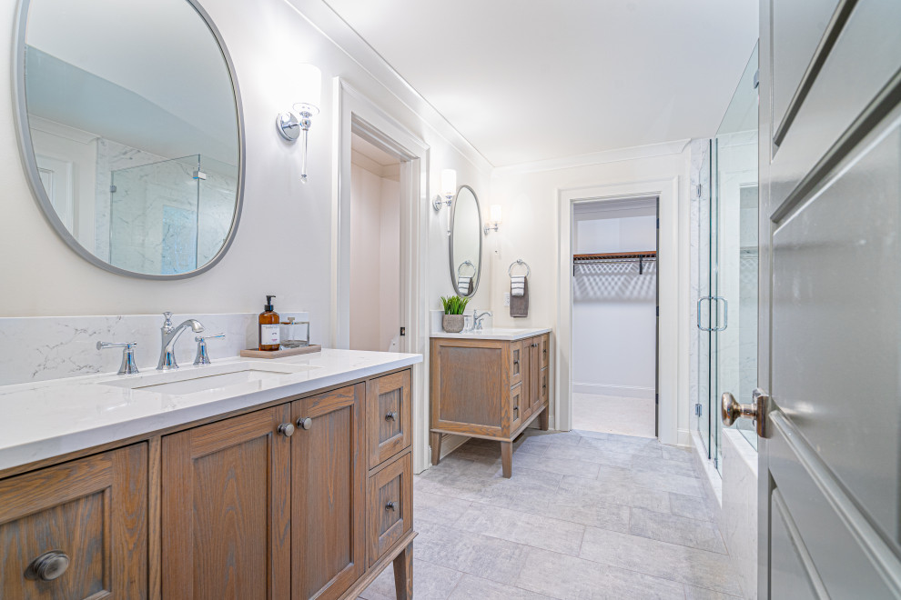Diseño de cuarto de baño clásico renovado con baldosas y/o azulejos de porcelana y suelo de baldosas de porcelana