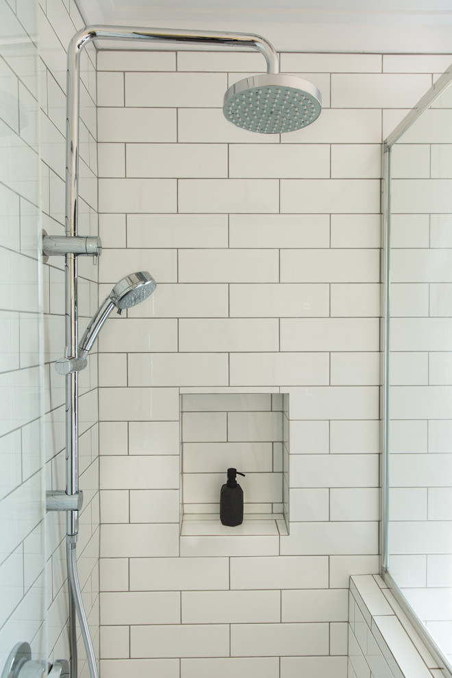 Inredning av ett modernt mellanstort vit vitt en-suite badrum, med vita skåp, ett platsbyggt badkar, en hörndusch, svart och vit kakel, keramikplattor, flerfärgade väggar, klinkergolv i porslin, ett nedsänkt handfat, bänkskiva i akrylsten, grått golv och dusch med gångjärnsdörr