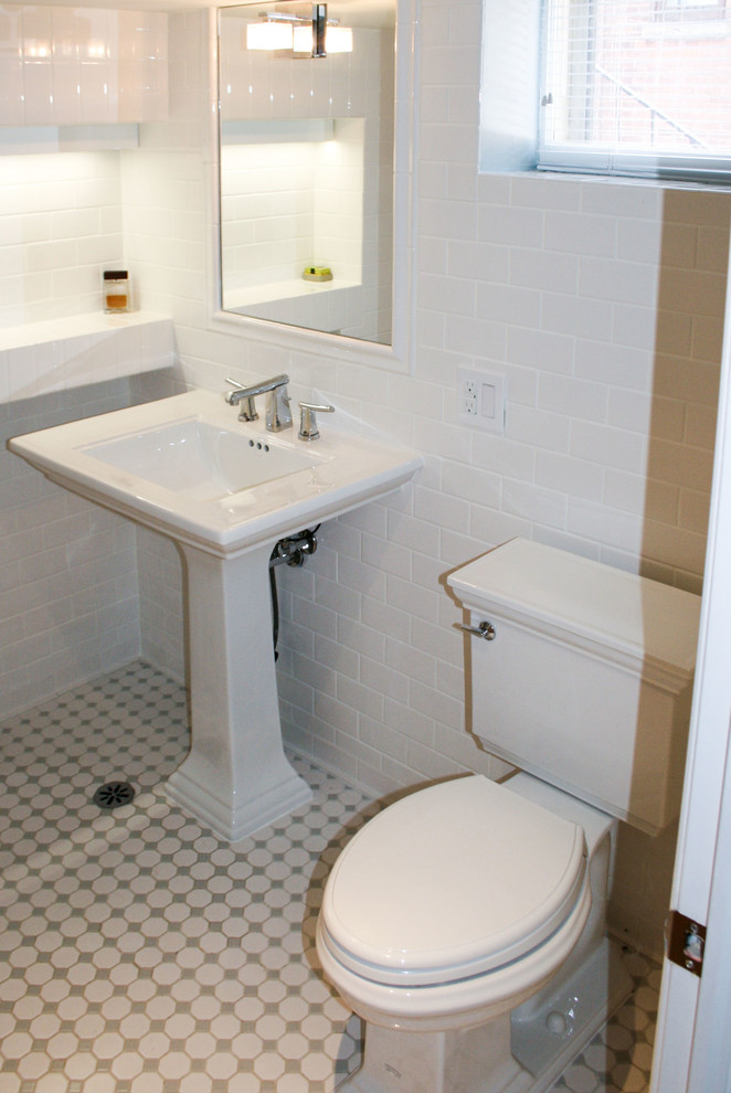 Идея дизайна: маленькая ванная комната в классическом стиле с раковиной с пьедесталом, душем в нише, раздельным унитазом, белой плиткой, плиткой кабанчик, синими стенами и полом из керамогранита для на участке и в саду