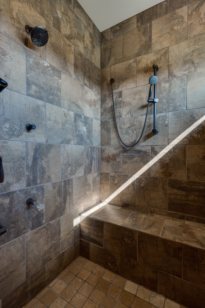 Ispirazione per una grande stanza da bagno padronale rustica con doccia aperta, piastrelle grigie, piastrelle in gres porcellanato, pavimento in travertino, pavimento marrone e doccia aperta