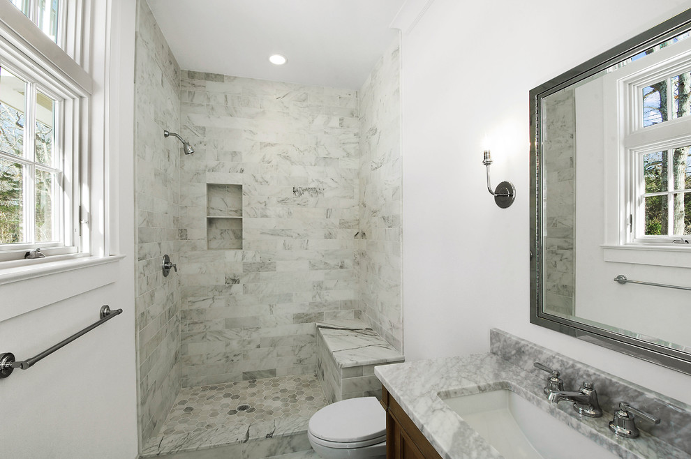 Exemple d'une salle de bain chic en bois foncé de taille moyenne avec WC séparés, du carrelage en marbre, un mur blanc, un lavabo encastré et un plan de toilette en quartz.