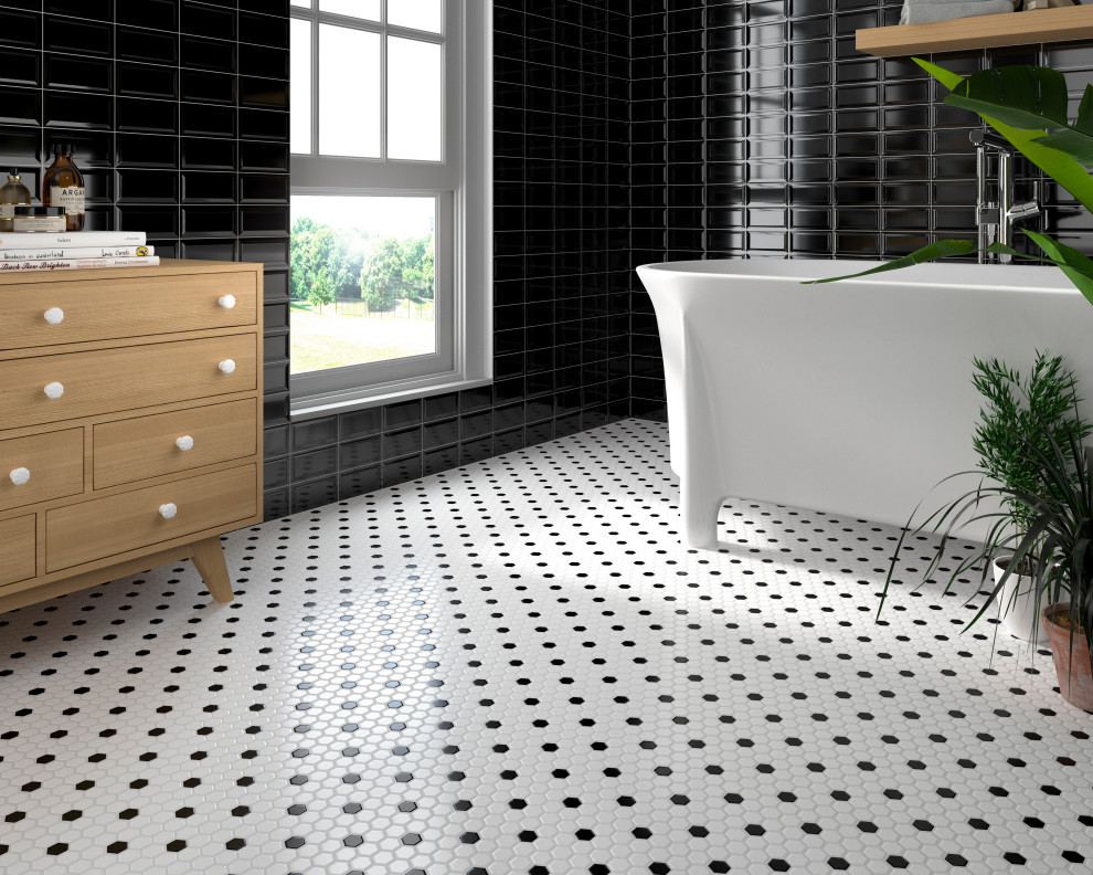 Immagine di una stanza da bagno padronale con vasca freestanding, piastrelle nere, piastrelle in ceramica, pavimento con piastrelle a mosaico e pavimento multicolore