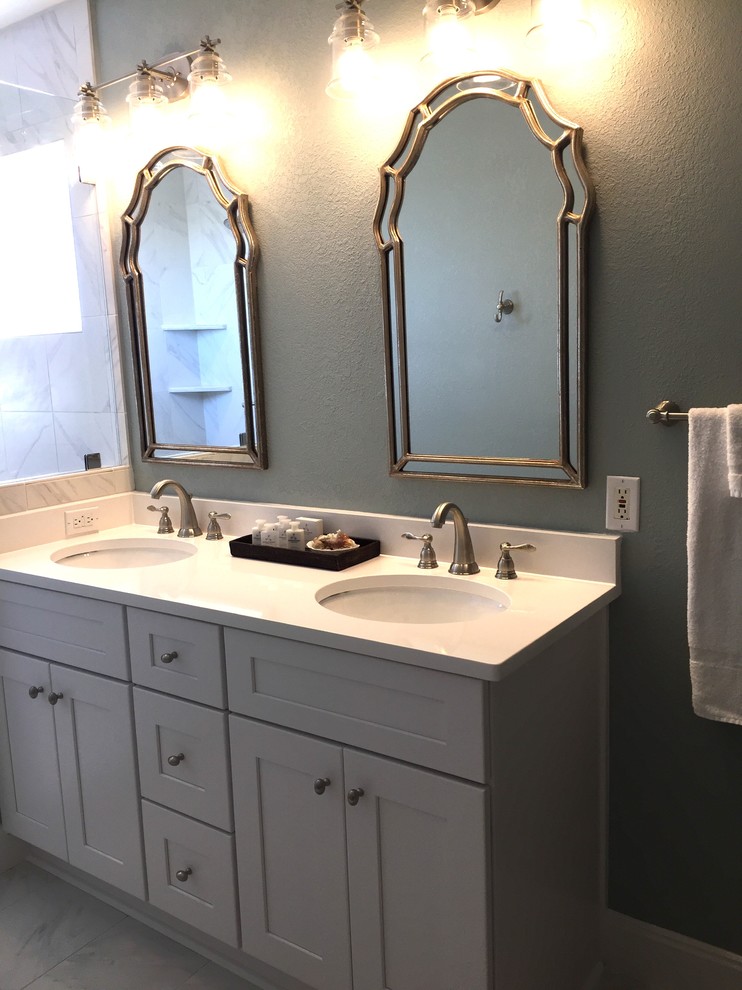 Bild på ett mellanstort maritimt en-suite badrum, med skåp i shakerstil, vita skåp, en öppen dusch, en toalettstol med hel cisternkåpa, vit kakel, porslinskakel, blå väggar, klinkergolv i porslin, ett undermonterad handfat och bänkskiva i kvarts