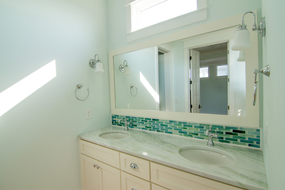 Esempio di una stanza da bagno per bambini costiera di medie dimensioni con ante in stile shaker, ante bianche, piastrelle verdi, piastrelle di vetro, pareti blu, pavimento in gres porcellanato, lavabo sottopiano, top in marmo e top grigio