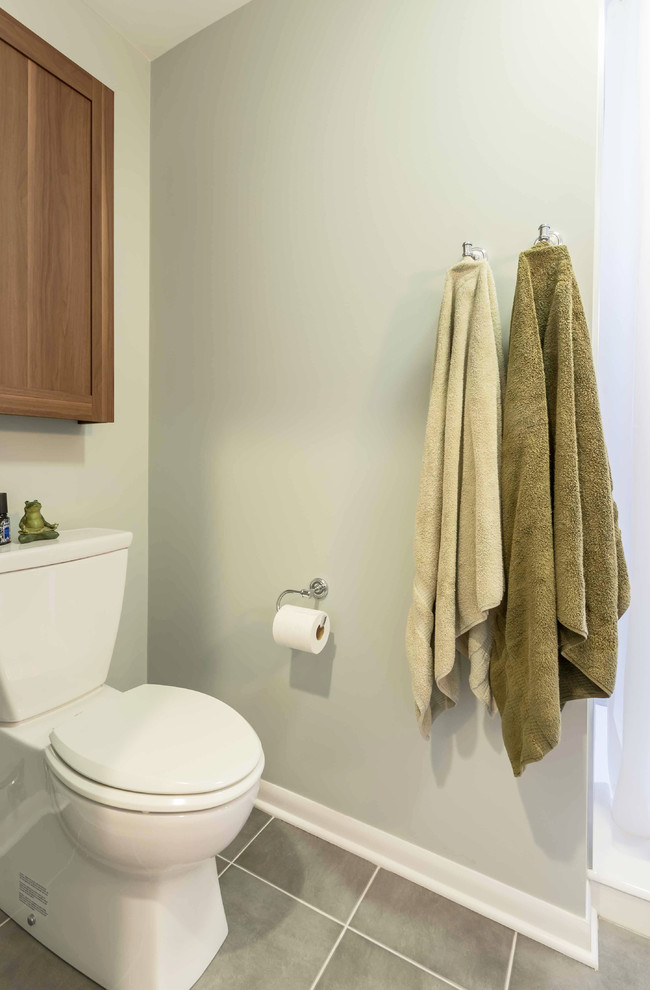 Foto på ett litet funkis vit badrum med dusch, med skåp i shakerstil, en dusch i en alkov, en toalettstol med separat cisternkåpa, grå kakel, keramikplattor, grå väggar, klinkergolv i keramik, ett integrerad handfat, bänkskiva i akrylsten, grått golv, dusch med duschdraperi och skåp i mellenmörkt trä