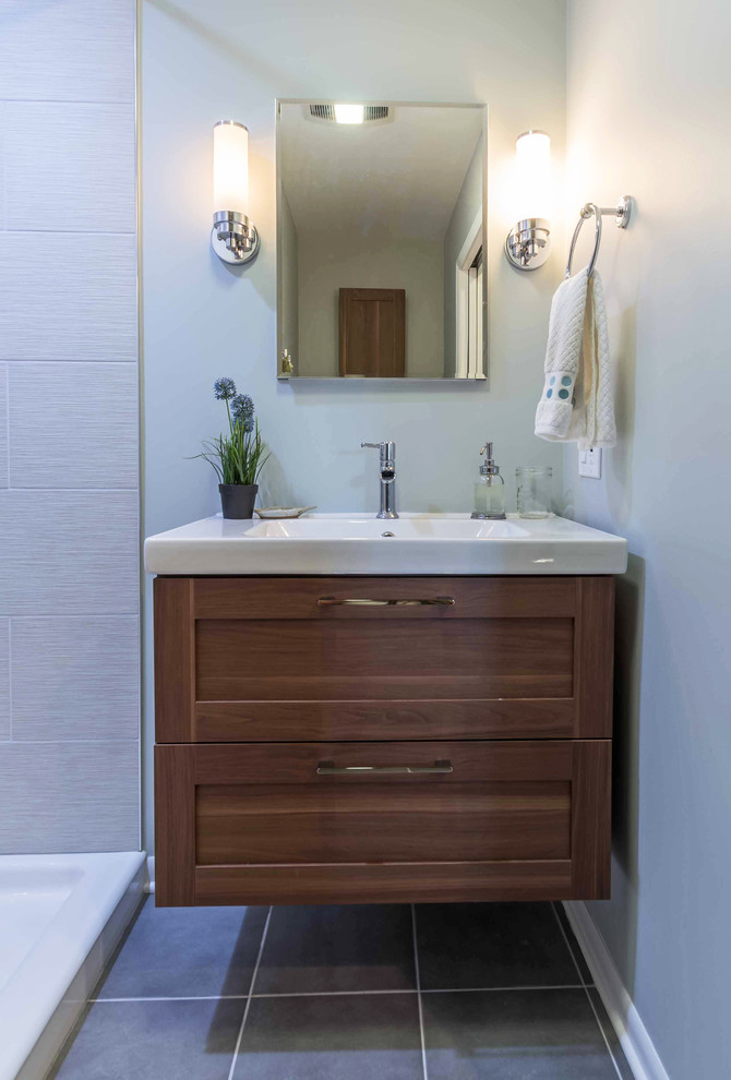 Réalisation d'une petite salle de bain grise et blanche design en bois brun avec un placard à porte shaker, WC séparés, un carrelage gris, des carreaux de céramique, un mur gris, un sol en carrelage de céramique, un lavabo intégré, un plan de toilette en surface solide, un sol gris, une cabine de douche avec un rideau, un plan de toilette blanc, meuble simple vasque, meuble-lavabo suspendu, un plafond en papier peint et boiseries.