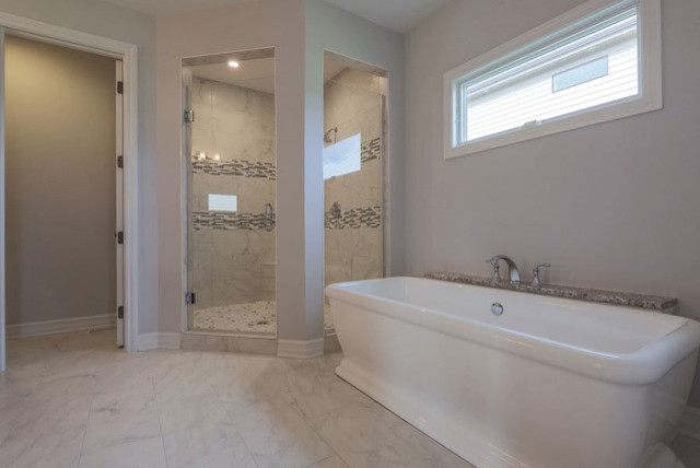 Ispirazione per una stanza da bagno padronale classica con vasca freestanding, doccia ad angolo e top in granito