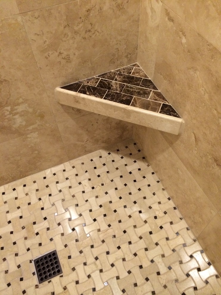 Idées déco pour une douche en alcôve principale classique de taille moyenne avec un lavabo encastré, des portes de placard blanches, un plan de toilette en granite, une baignoire posée, WC séparés, un carrelage beige, un carrelage de pierre, un mur beige et un sol en travertin.