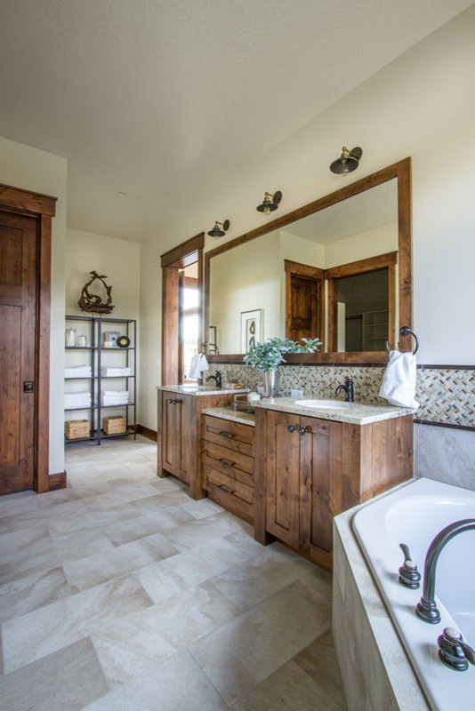 Foto på ett stort rustikt en-suite badrum, med skåp i shakerstil, skåp i mellenmörkt trä, ett platsbyggt badkar, beige väggar, kalkstensgolv och ett undermonterad handfat