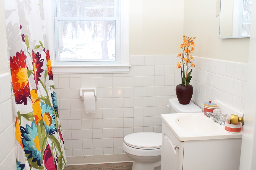 Kleines Landhausstil Badezimmer mit weißen Fliesen in Sonstige