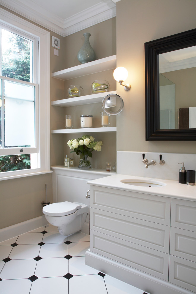 Idée de décoration pour une salle de bain tradition de taille moyenne avec un lavabo encastré et du carrelage bicolore.