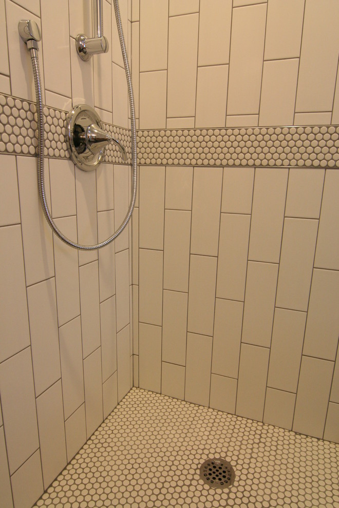 Foto på ett mellanstort funkis en-suite badrum, med ett integrerad handfat, släta luckor, vita skåp, ett fristående badkar, en hörndusch, en toalettstol med hel cisternkåpa, vit kakel, keramikplattor, orange väggar, vinylgolv, bänkskiva i kvarts, brunt golv och dusch med gångjärnsdörr