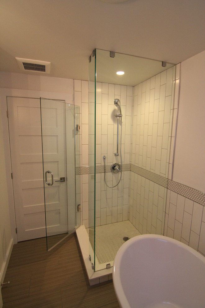 Idéer för mellanstora funkis en-suite badrum, med ett integrerad handfat, släta luckor, vita skåp, ett fristående badkar, en hörndusch, en toalettstol med hel cisternkåpa, vit kakel, keramikplattor, orange väggar, vinylgolv, bänkskiva i kvarts, brunt golv och dusch med gångjärnsdörr