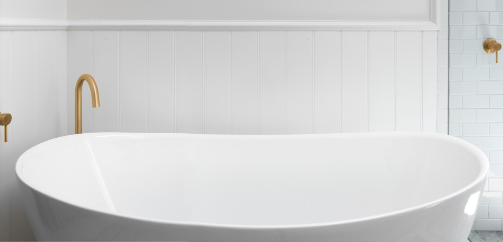 Foto på ett stort vintage vit en-suite badrum, med skåp i shakerstil, grå skåp, ett fristående badkar, en hörndusch, en toalettstol med separat cisternkåpa, vit kakel, vita väggar, marmorgolv, ett undermonterad handfat, bänkskiva i kvarts, grått golv och dusch med gångjärnsdörr