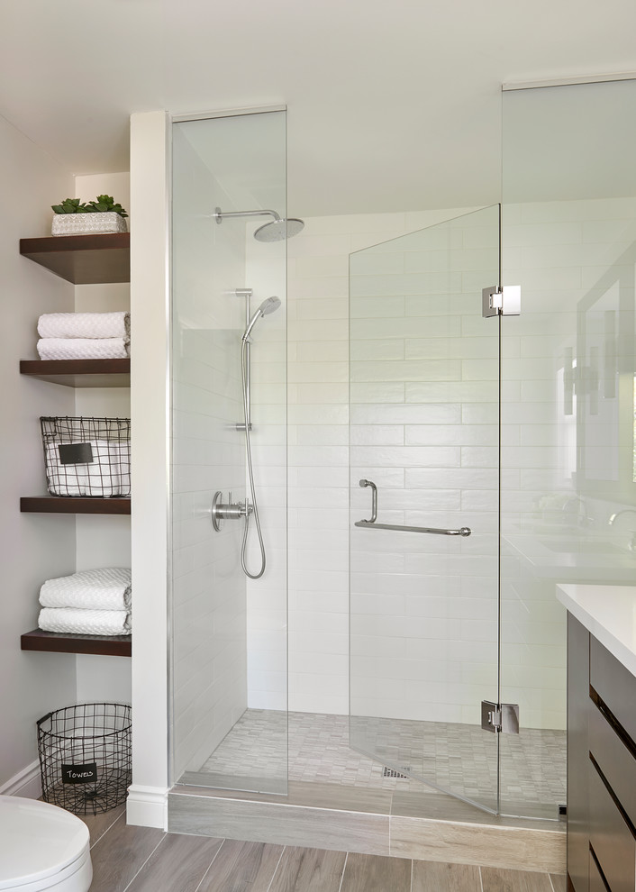 Пример оригинального дизайна: главная ванная комната в современном стиле с плоскими фасадами, темными деревянными фасадами, отдельно стоящей ванной, душем в нише, белой плиткой, плиткой кабанчик, белыми стенами, полом из керамогранита, врезной раковиной, столешницей из кварцита, бежевым полом и душем с распашными дверями