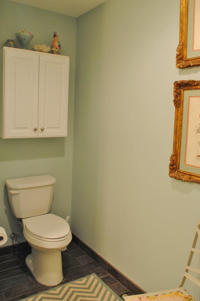 Cette image montre une salle de bain bohème.