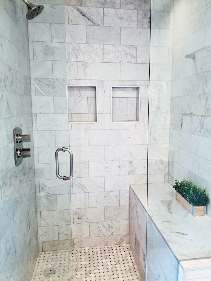 Стильный дизайн: маленькая ванная комната в современном стиле с душем в нише, серой плиткой, белой плиткой, мраморной плиткой, мраморным полом, серым полом, душем с распашными дверями и душевой кабиной для на участке и в саду - последний тренд