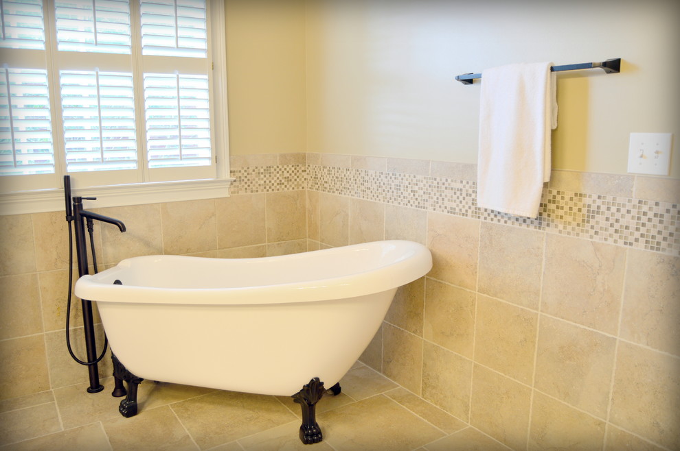 Exempel på ett stort klassiskt en-suite badrum, med ett undermonterad handfat, luckor med infälld panel, vita skåp, granitbänkskiva, ett badkar med tassar, en dusch i en alkov, en toalettstol med hel cisternkåpa, beige kakel, porslinskakel, beige väggar och klinkergolv i porslin