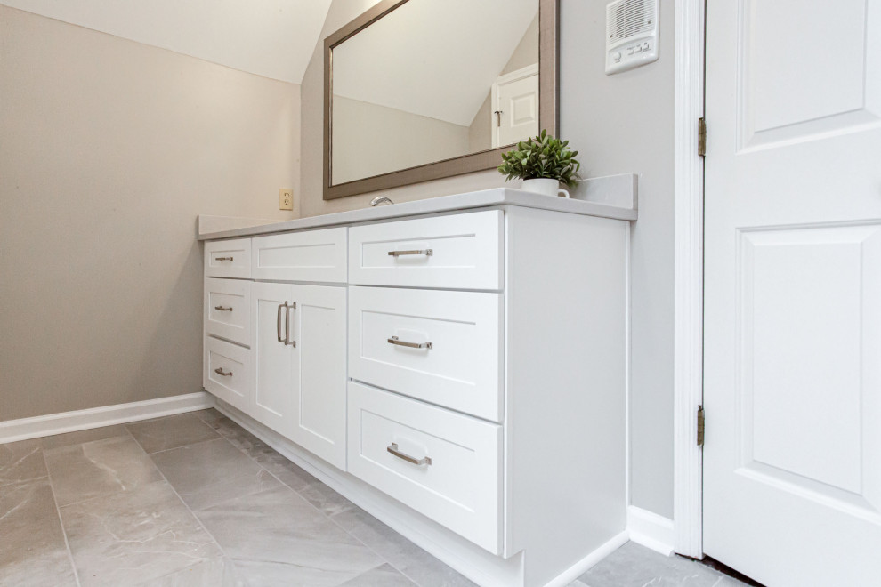 Пример оригинального дизайна: главная ванная комната среднего размера в стиле неоклассика (современная классика) с фасадами в стиле шейкер, белыми фасадами, ванной на ножках, открытым душем, унитазом-моноблоком, серой плиткой, керамогранитной плиткой, серыми стенами, полом из керамогранита, врезной раковиной, столешницей из искусственного кварца, серым полом, открытым душем, серой столешницей, сиденьем для душа, тумбой под две раковины, встроенной тумбой, сводчатым потолком и панелями на стенах