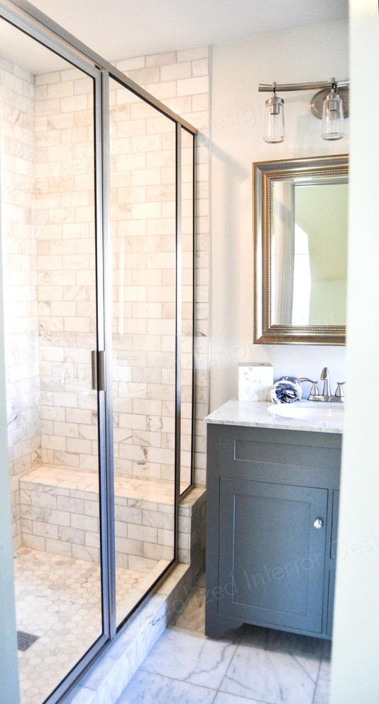 Пример оригинального дизайна: маленькая детская ванная комната в стиле неоклассика (современная классика) с фасадами в стиле шейкер, серыми фасадами, белой плиткой, мраморной плиткой, серыми стенами, мраморным полом, врезной раковиной, мраморной столешницей, белым полом, душем с распашными дверями и раздельным унитазом для на участке и в саду