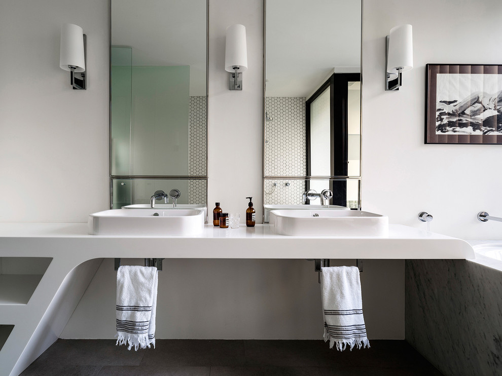 Идея дизайна: ванная комната в современном стиле с полновстраиваемой ванной, белыми стенами и накладной раковиной