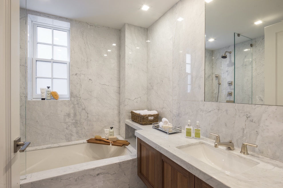 Aménagement d'une salle de bain moderne avec un carrelage blanc et des dalles de pierre.