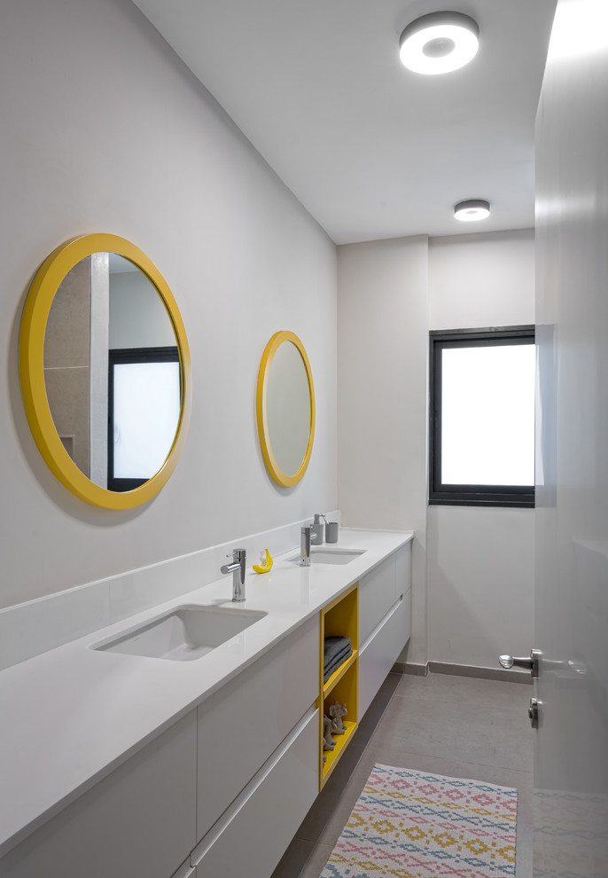 На фото: маленькая ванная комната в современном стиле с серыми стенами, плоскими фасадами, белыми фасадами, врезной раковиной, серым полом и белой столешницей для на участке и в саду