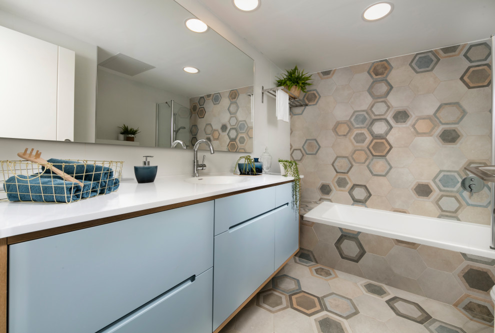 Bild på ett stort funkis vit vitt badrum med dusch, med släta luckor, bruna skåp, ett badkar i en alkov, en dusch/badkar-kombination, flerfärgad kakel, porslinskakel, klinkergolv i porslin, ett integrerad handfat och flerfärgat golv