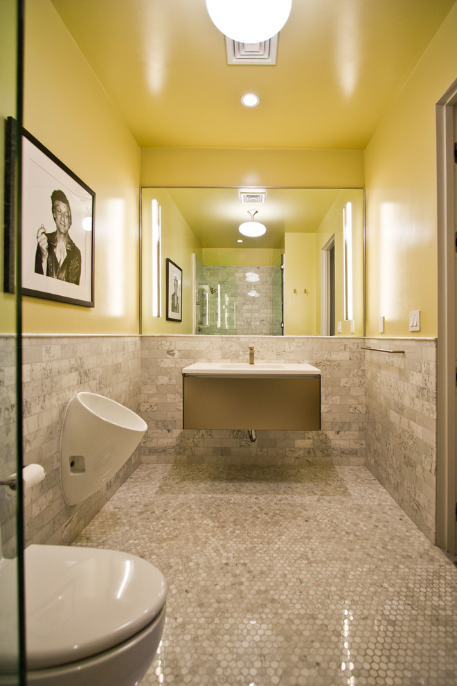ニューヨークにある中くらいなコンテンポラリースタイルのおしゃれなバスルーム (浴槽なし) (フラットパネル扉のキャビネット、アルコーブ型シャワー、小便器、グレーのタイル) の写真
