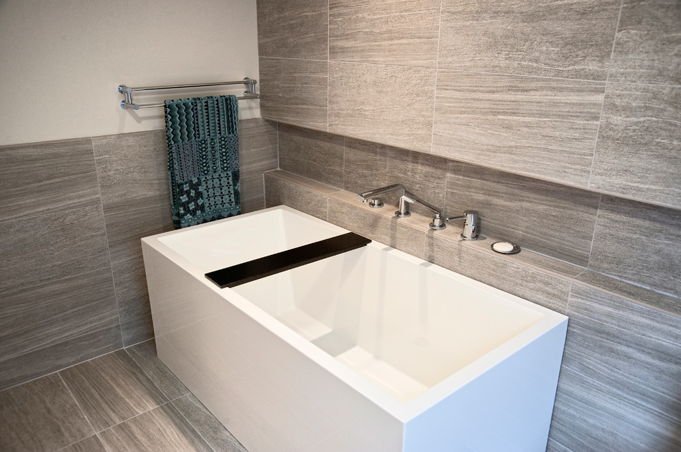 Immagine di una stanza da bagno minimal di medie dimensioni con lavabo sospeso e vasca freestanding