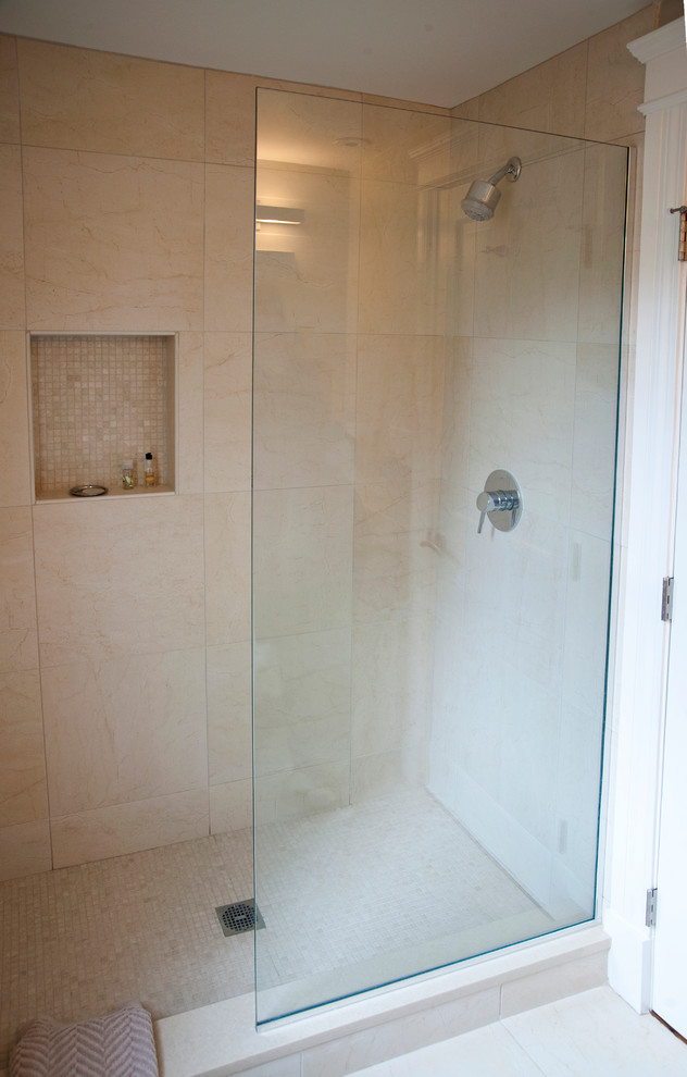 На фото: ванная комната в современном стиле с консольной раковиной, открытым душем, унитазом-моноблоком, бежевой плиткой, каменной плиткой и полом из травертина