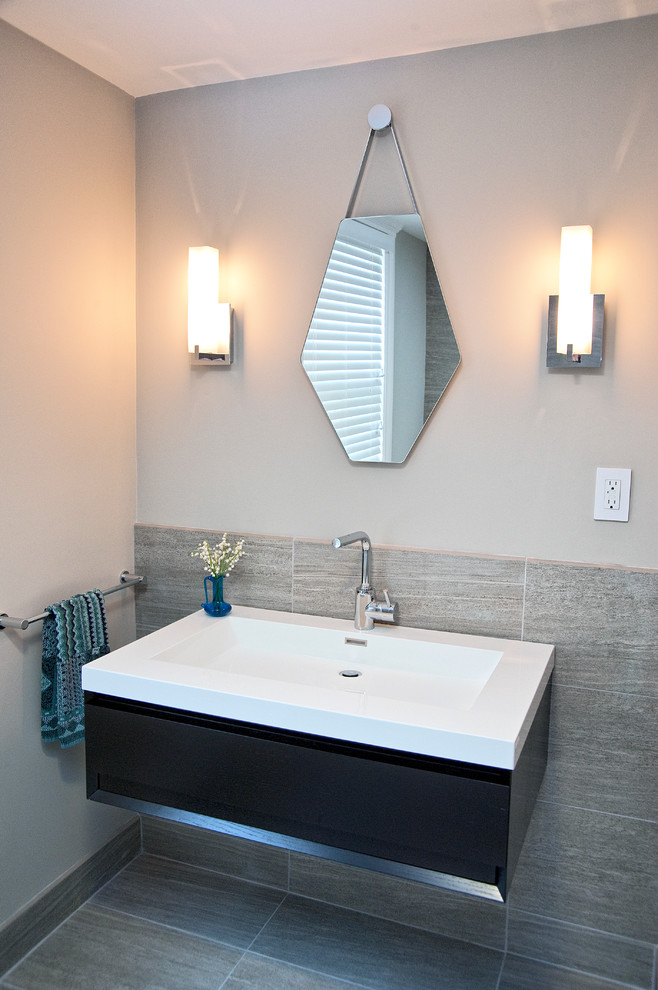 Modelo de cuarto de baño contemporáneo de tamaño medio con lavabo suspendido y paredes grises