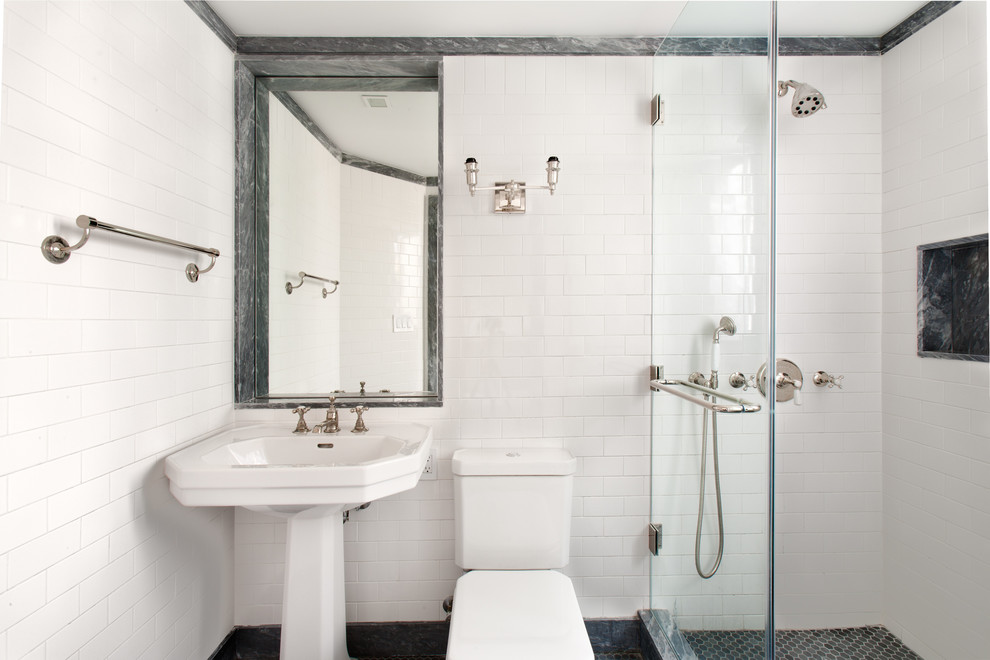 Kleines Klassisches Duschbad mit Eckdusche, Wandtoilette mit Spülkasten, weißen Fliesen, Metrofliesen, weißer Wandfarbe, Mosaik-Bodenfliesen, Sockelwaschbecken, grauem Boden und offener Dusche in New York