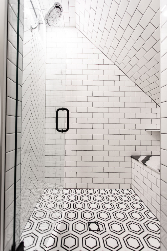 Стильный дизайн: большая главная ванная комната в стиле неоклассика (современная классика) с плоскими фасадами, светлыми деревянными фасадами, угловым душем, раздельным унитазом, белой плиткой, керамической плиткой, белыми стенами, мраморным полом, подвесной раковиной, столешницей из плитки, черным полом, душем с распашными дверями, белой столешницей, сиденьем для душа, тумбой под две раковины, подвесной тумбой и панелями на стенах - последний тренд